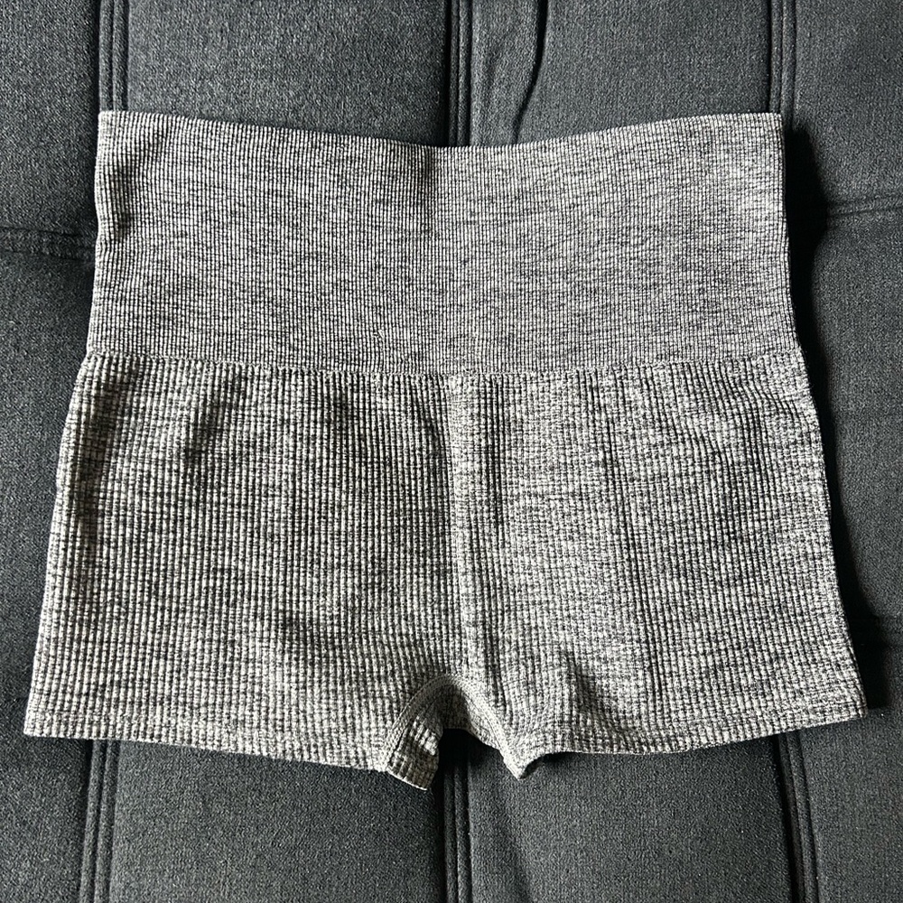 Colsie Gray Ribbed Bike Shorts - Picture 5 of 6